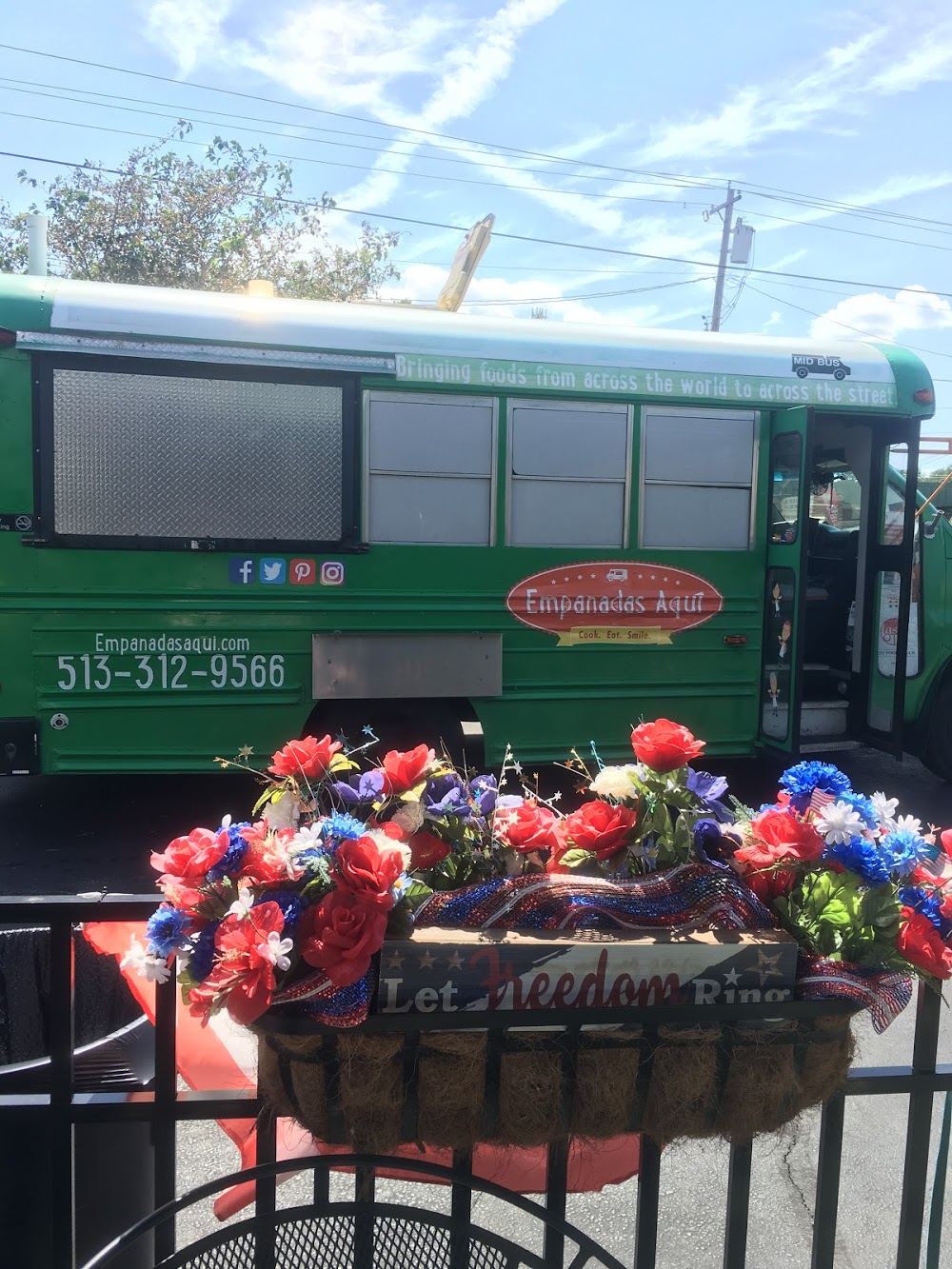 Empanadas Aquí Café and Food Truck